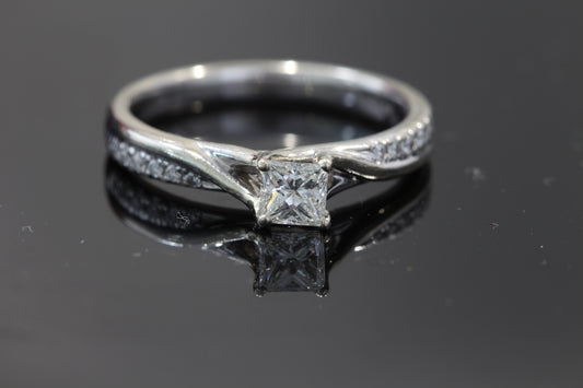 Estate 10k Diamond ring