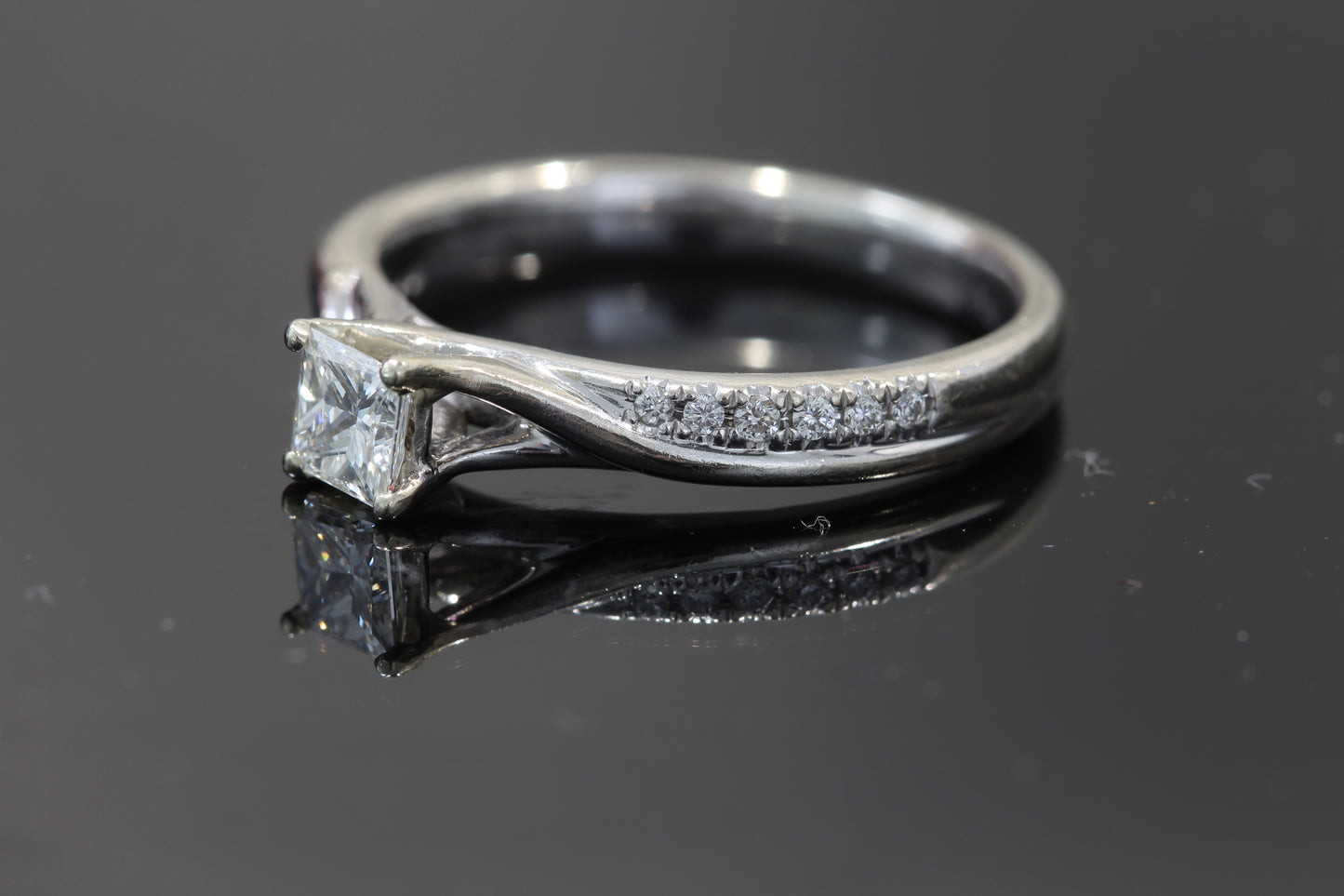 Estate 10k Diamond ring